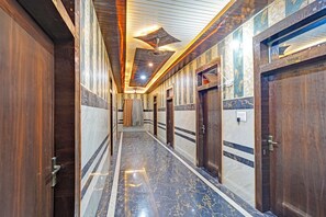 Lobby - Fabhotel Radha Palace (Vrindavan)