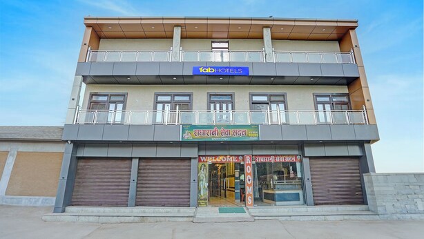 A multi-story building with a sign for 'fabHOTELS' and a 'WELCOME' sign at the entrance. - Fabhotel Radha Palace (Vrindavan)