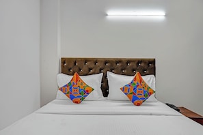 Egyptian cotton sheets, premium bedding, in-room safe, free WiFi - Fabhotel Aakarshan Residency (New Delhi)