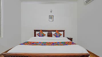 ملاءات من القطن المصري وأغطية فراش متميزة وخزنة داخل الغرفة