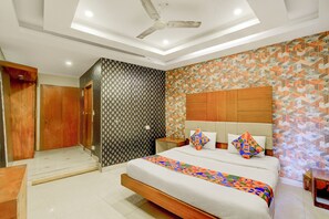 Egyptian cotton sheets, premium bedding, in-room safe, free WiFi - Fabhotel Ayaansh (Hyderabad)