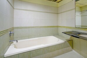 Shower, rainfall showerhead, free toiletries, towels - Fabhotel Ayaansh (Hyderabad)