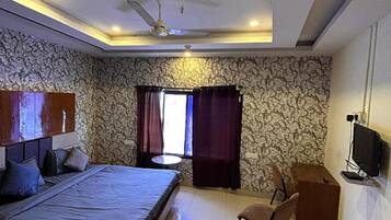 Egyptian cotton sheets, premium bedding, in-room safe, free WiFi