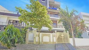 A multi-story building with a sign for 'fabHOTELS'. - Fabhotel Casa Residency (Noida)