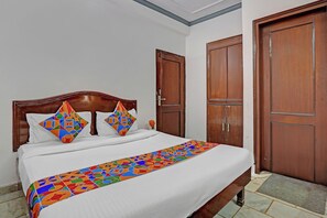 ملاءات من القطن المصري وأغطية فراش متميزة وخزنة داخل الغرفة