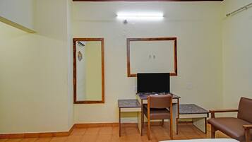 Egyptian cotton sheets, premium bedding, in-room safe, free WiFi