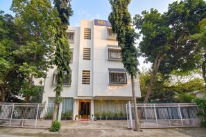 A multi-story building with a sign reading 'fabHO'. - Fabhotel Ans Kp Annex (Pune)