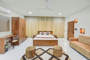 Egyptian cotton sheets, premium bedding, in-room safe, free WiFi - Fabhotel Ans Kp Annex (Pune)