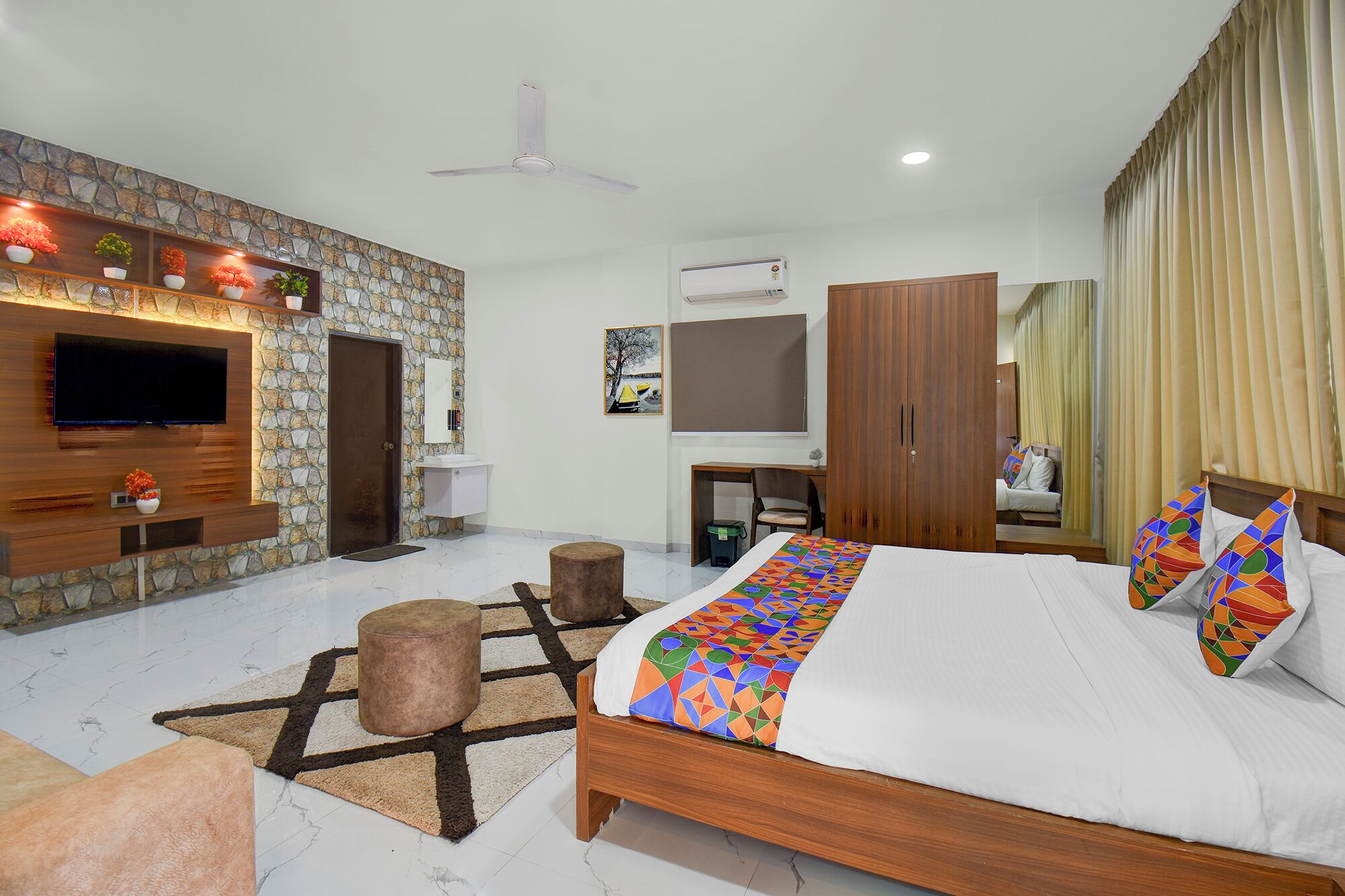 Egyptian cotton sheets, premium bedding, in-room safe, free WiFi