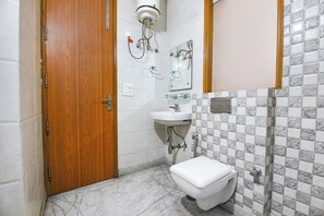 Quarto luxo | Banheiro | Chuveiro, chuveiro com efeito de chuva, produtos de toalete grátis 