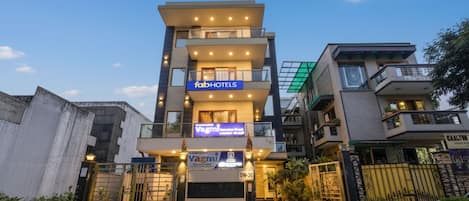 Pintu masuk properti