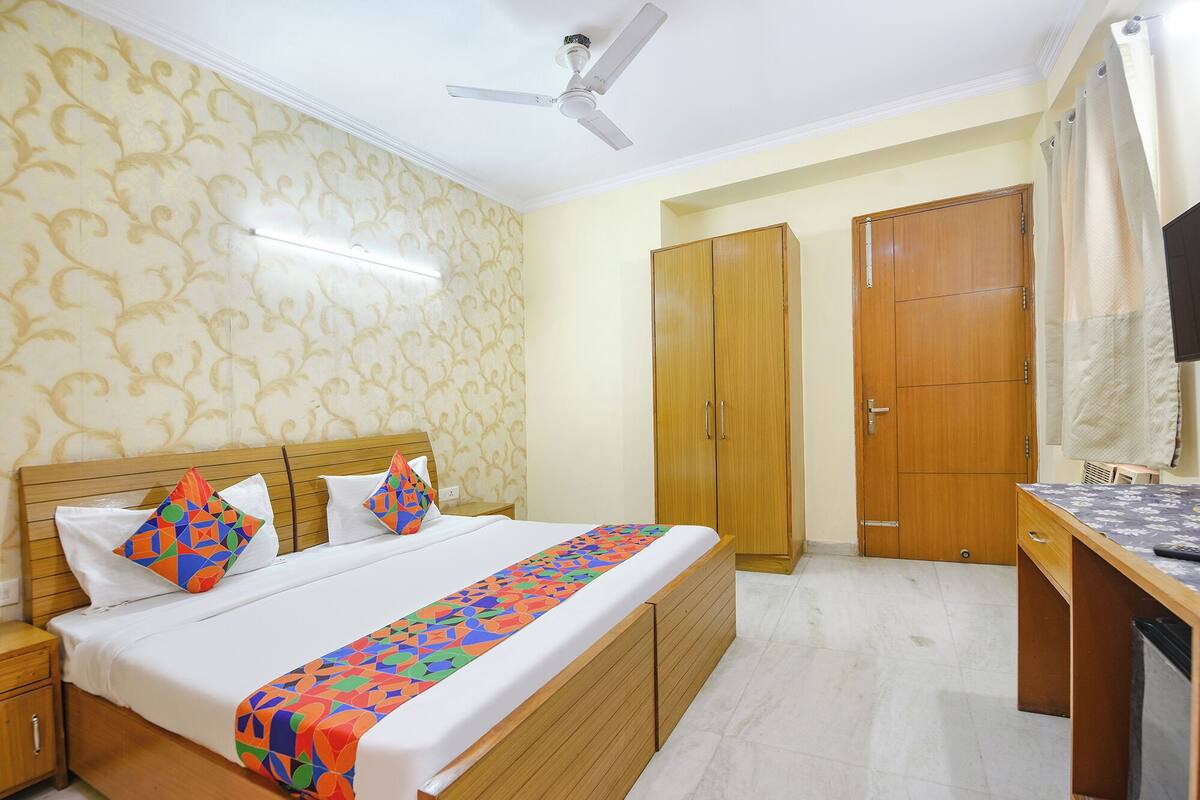 Premium Room | Egyptian cotton sheets, premium bedding, in-room safe, WiFi (free)
