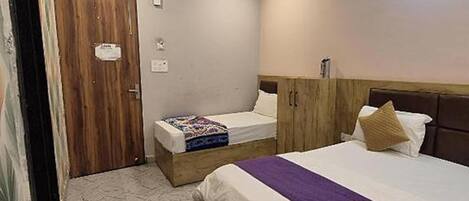 Family Room | Egyptian cotton sheets, premium bedding, in-room safe, free WiFi