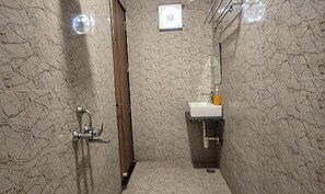 Regadera, regadera tipo lluvia, amenidades de baño gratuitas, toallas 