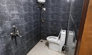 淋浴设施、大花洒淋浴喷头、免费洗浴用品、毛巾