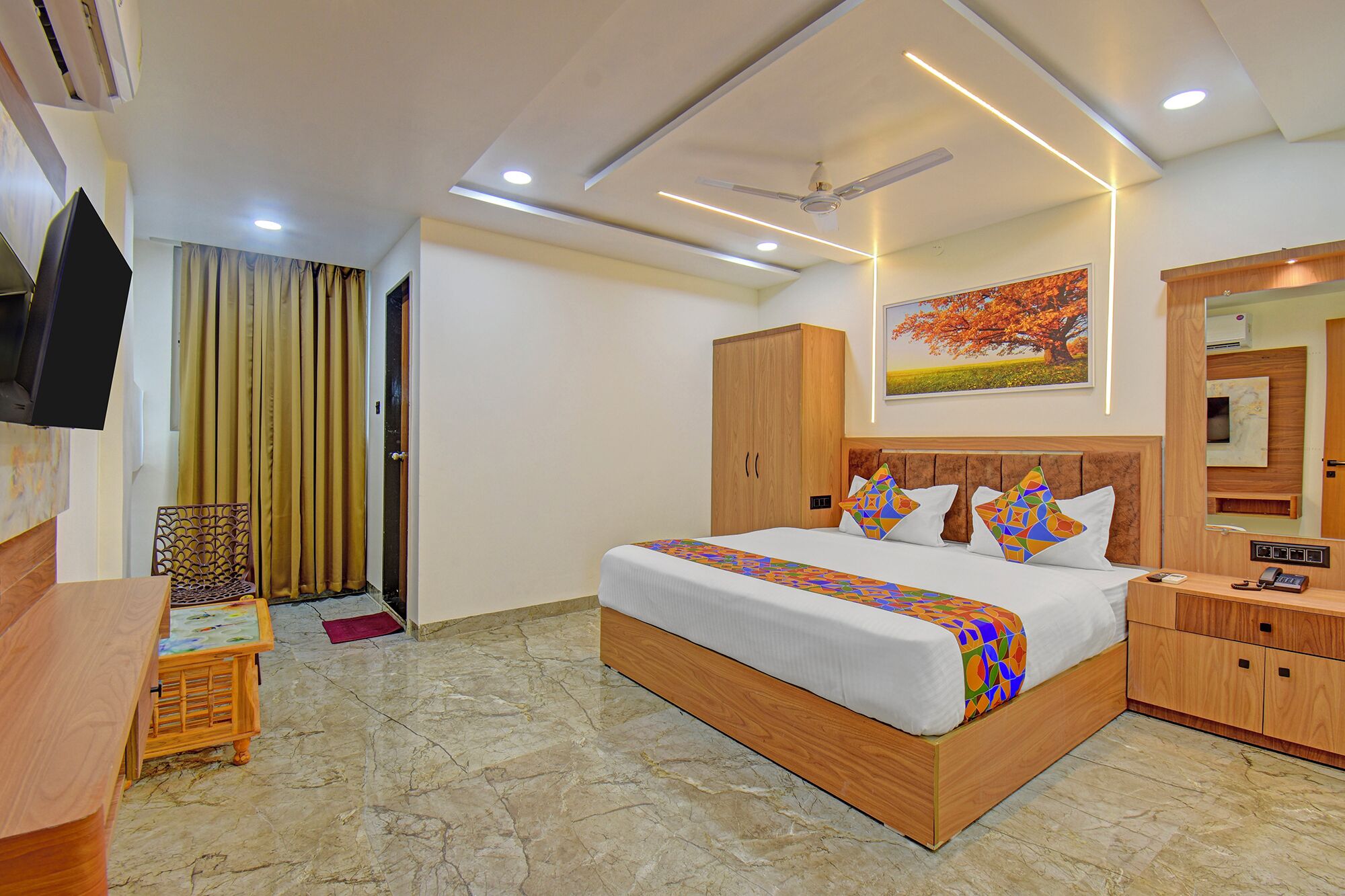 ملاءات من القطن المصري وأغطية فراش متميزة وخزنة داخل الغرفة