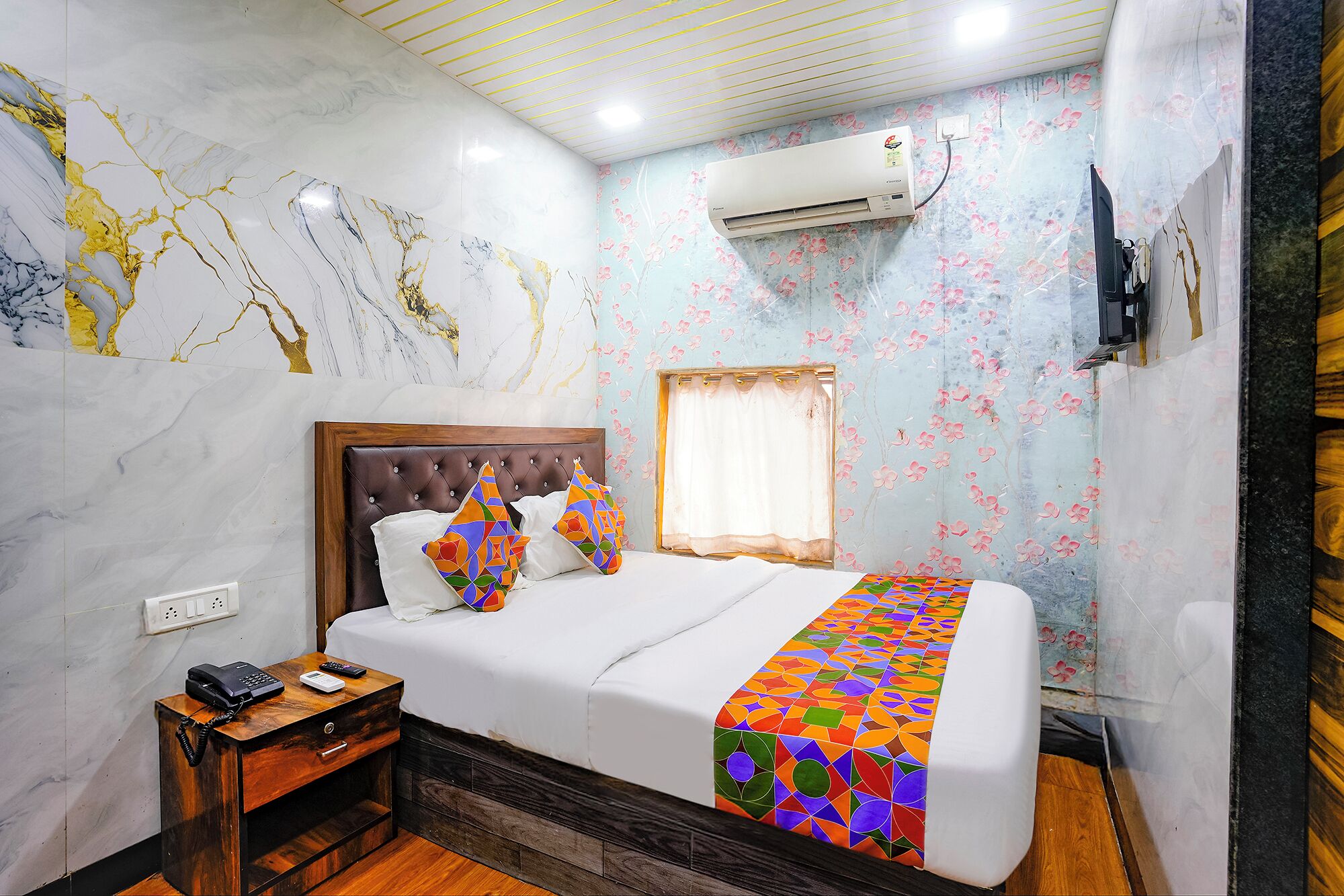 Egyptian cotton sheets, premium bedding, in-room safe, free WiFi