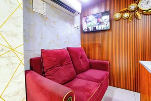 Lobby sitting area - Fabhotel The Sunset Avenue (Mumbai)