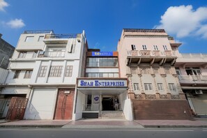 A building with a sign for Shah Enterprises and a sign for Fab Hotels. - FabHotel Shivkashi Inn - Nr. Dasaswamedh Ghat (Varanasi)