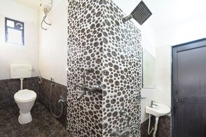 تجهيزات دش، دُش غزير، مستلزمات مجانية للعناية الشخصية، مناشف