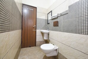 تجهيزات دش، دُش غزير، مستلزمات مجانية للعناية الشخصية، مناشف