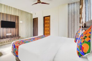 ملاءات من القطن المصري وأغطية فراش متميزة وخزنة داخل الغرفة