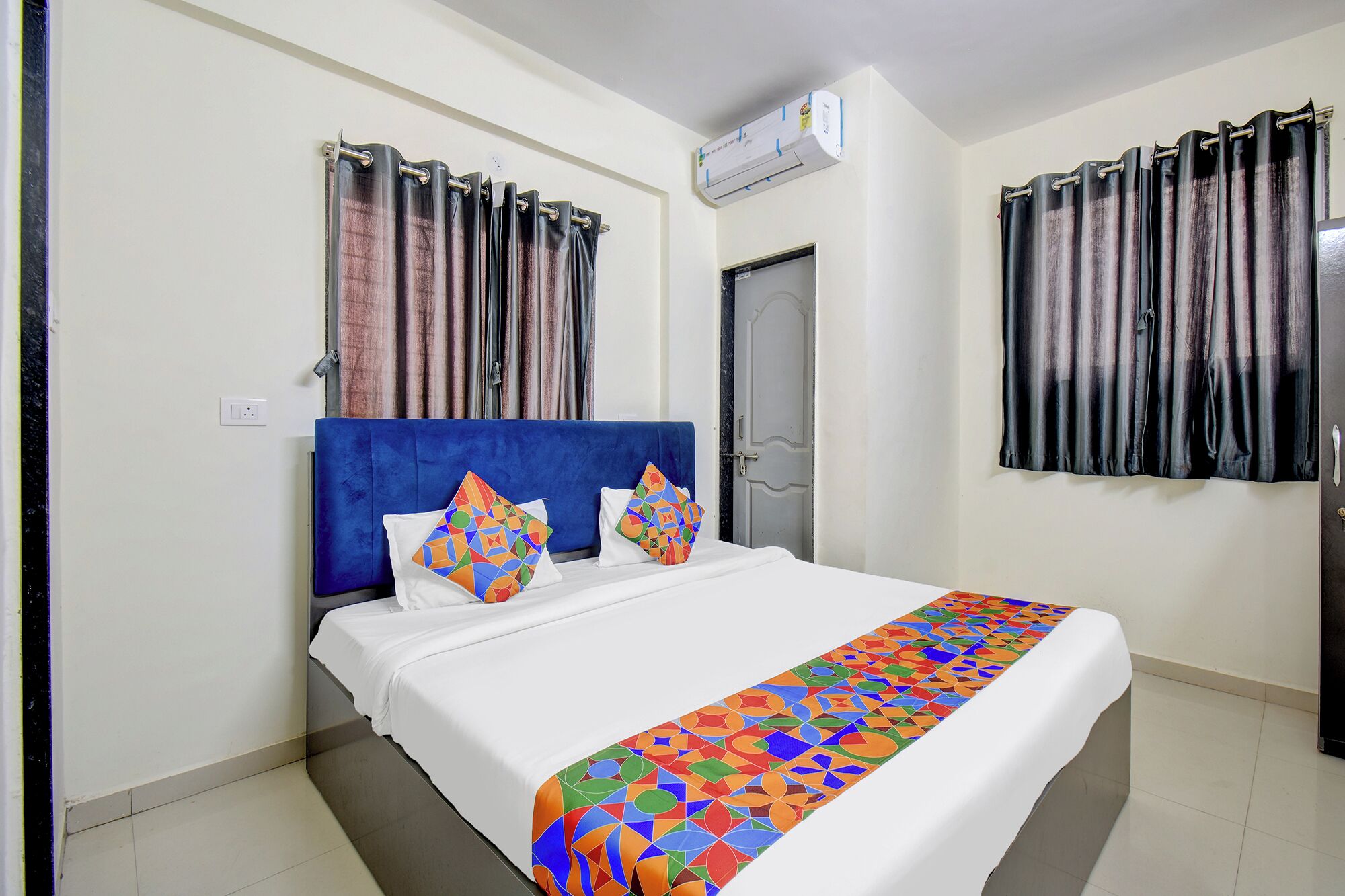 Egyptian cotton sheets, premium bedding, in-room safe, free WiFi