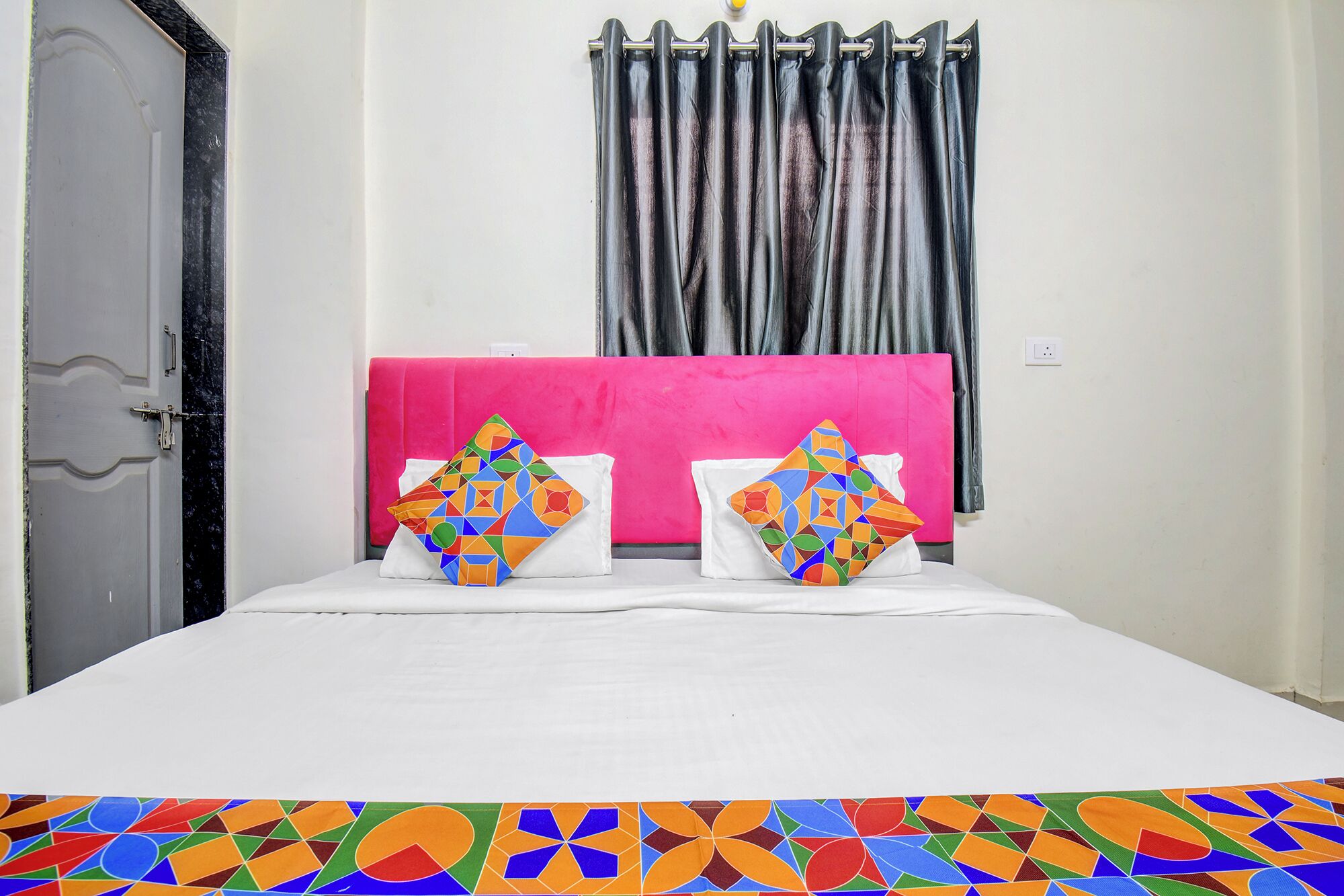 Egyptian cotton sheets, premium bedding, in-room safe, free WiFi