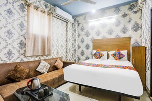 ملاءات من القطن المصري وأغطية فراش متميزة وخزنة داخل الغرفة