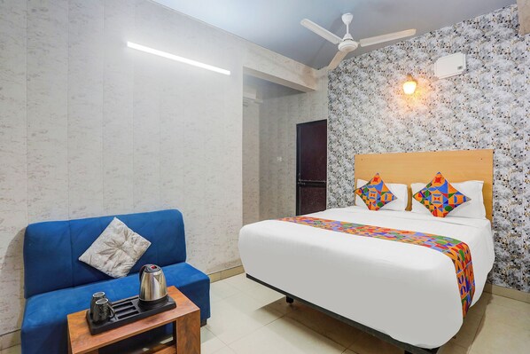 ملاءات من القطن المصري وأغطية فراش متميزة وخزنة داخل الغرفة