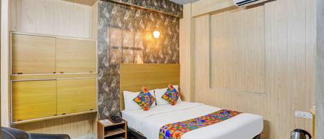 Egyptian cotton sheets, premium bedding, in-room safe, free WiFi