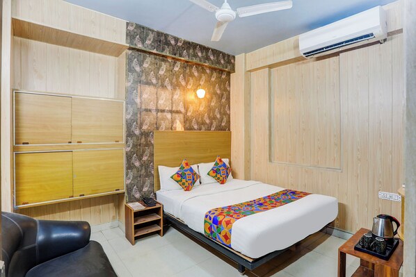 ملاءات من القطن المصري وأغطية فراش متميزة وخزنة داخل الغرفة