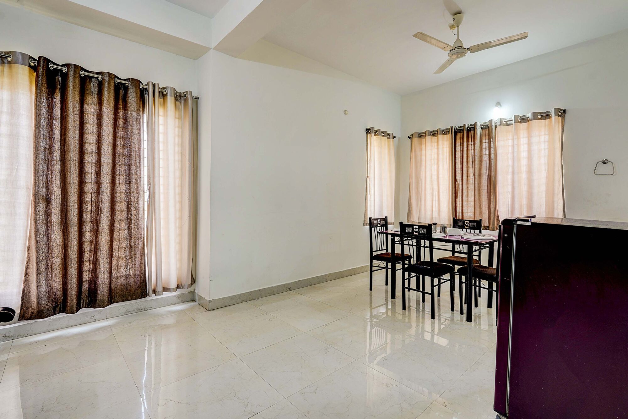 28 インチの液晶テレビ (ケーブル放送視聴可)