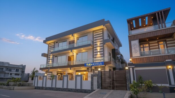 Il s'agit d'un hôtel moderne, reconnaissable à son enseigne « fabHOTELS ». Il se distingue par son architecture à plusieurs étages, avec des balcons et de grandes fenêtres.