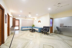 Lobby sitting area - Fabhotel Tulip Residency (Gurugram)