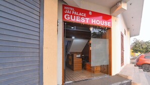 Entrada de un hotel con un letrero que dice "HOTEL JAI PALACE GUEST HOUSE".