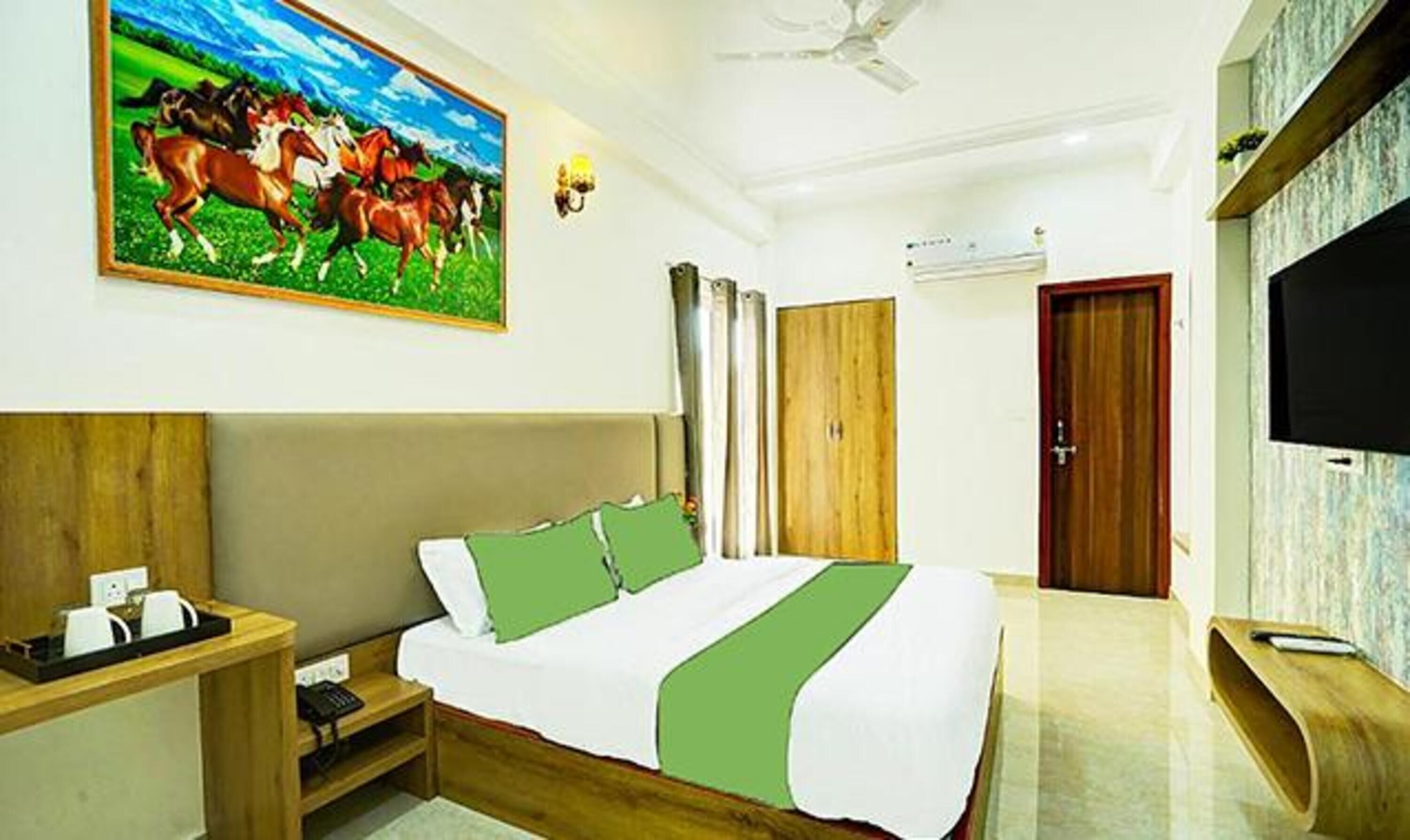 Egyptian cotton sheets, premium bedding, in-room safe, free WiFi