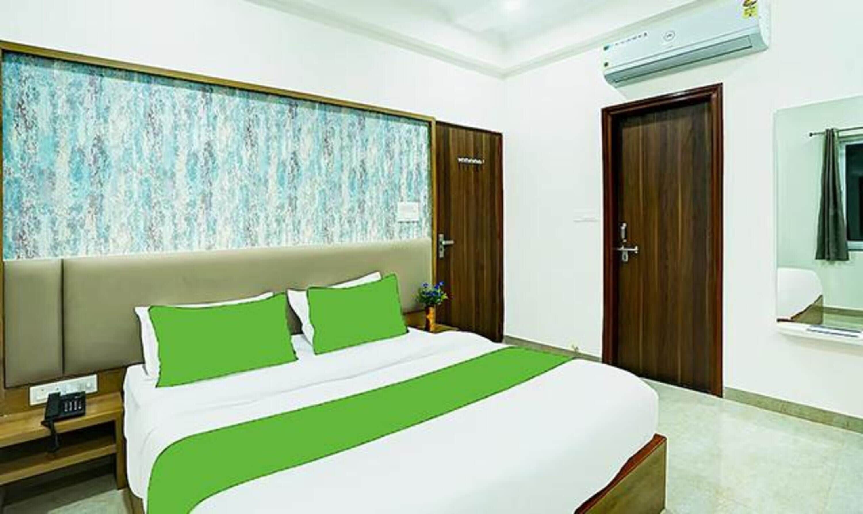 Egyptian cotton sheets, premium bedding, in-room safe, free WiFi