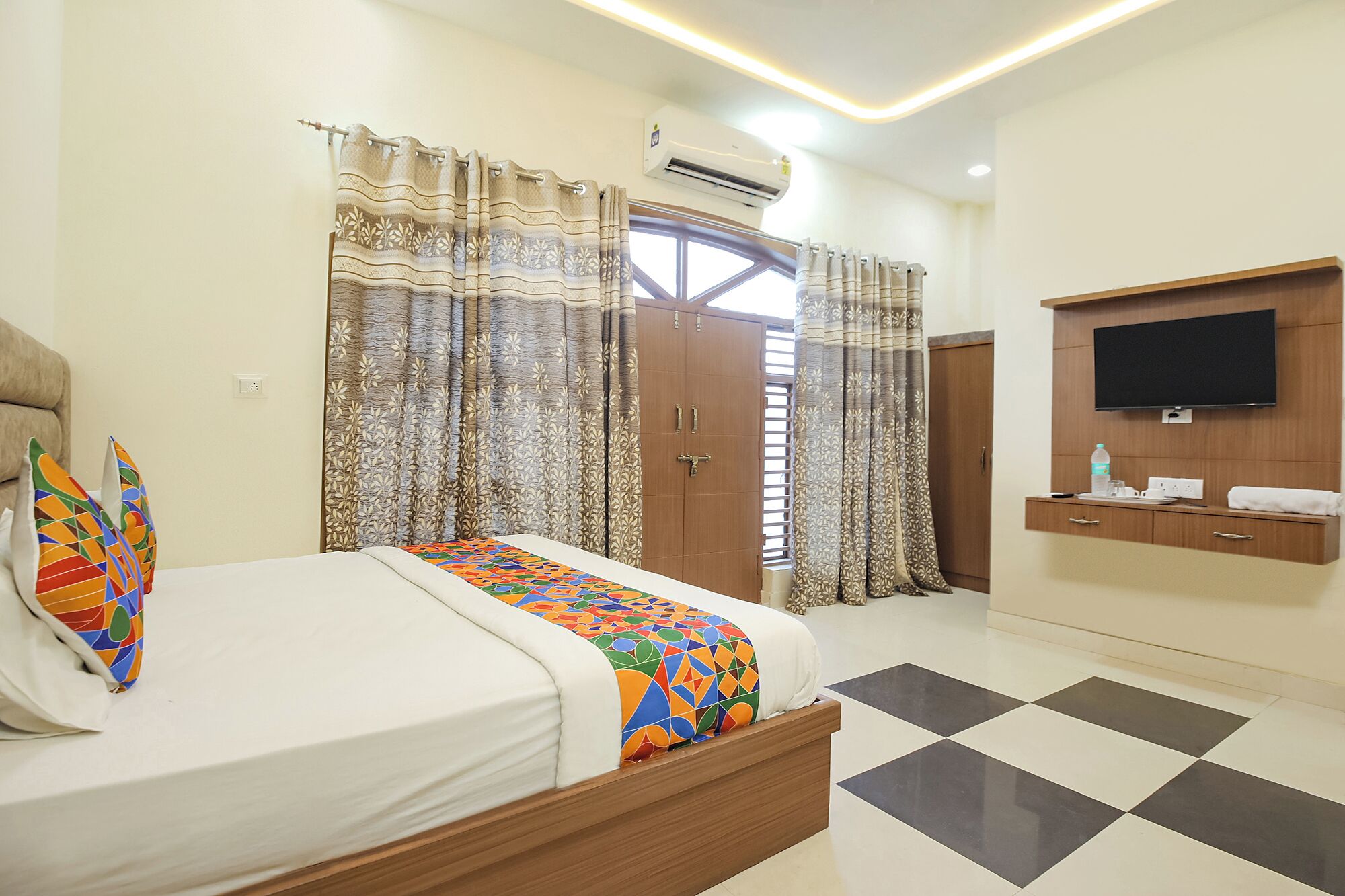 Egyptian cotton sheets, premium bedding, in-room safe, free WiFi