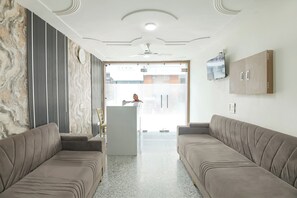 Lobby sitting area - Fabhotel Lotus (Agra)