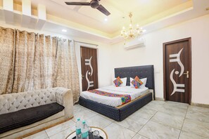 Egyptian cotton sheets, premium bedding, in-room safe, free WiFi