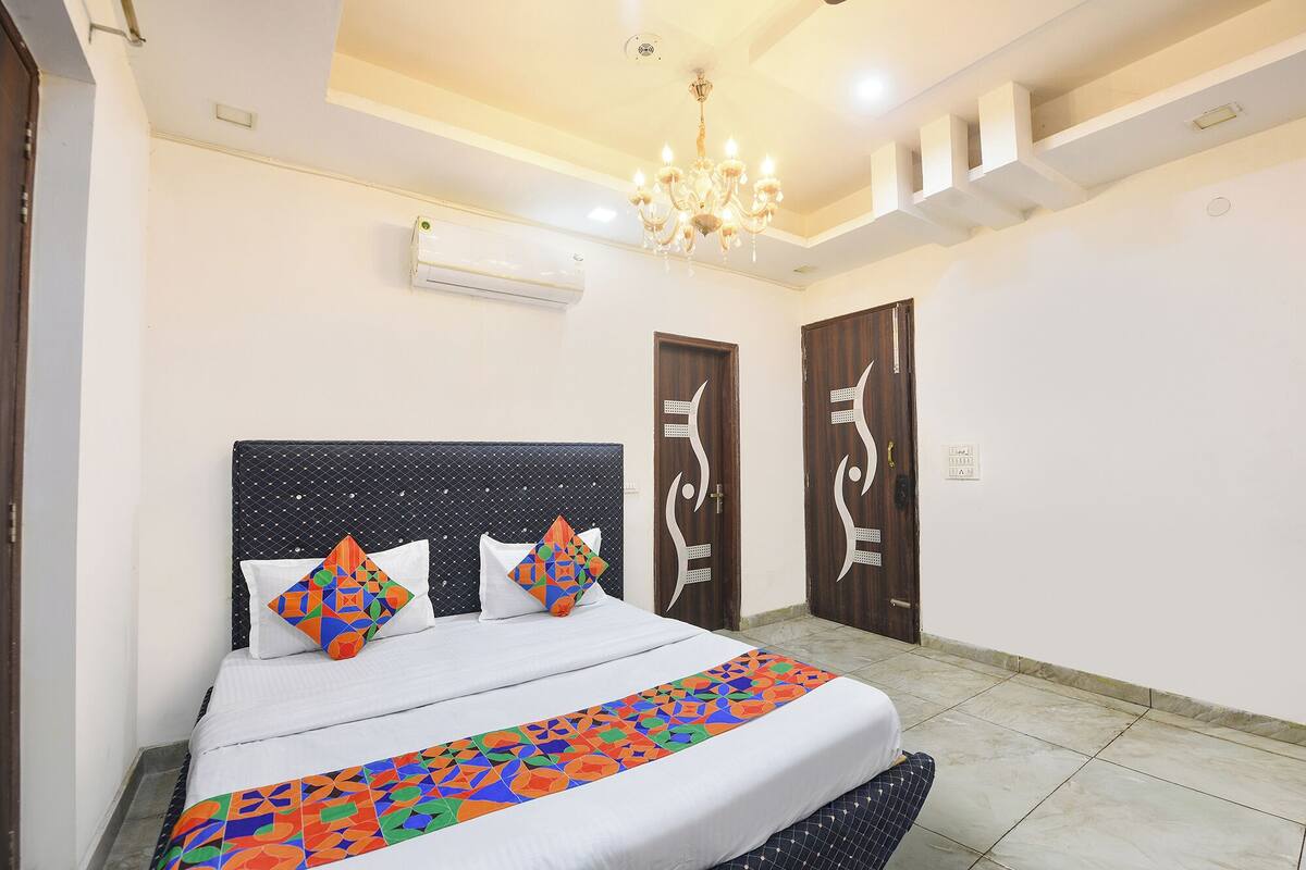Deluxe Room | Egyptian cotton sheets, premium bedding, in-room safe, WiFi (free)