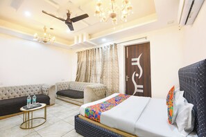 Egyptian cotton sheets, premium bedding, in-room safe, free WiFi - Fabhotel Connect Stays (Gurugram)