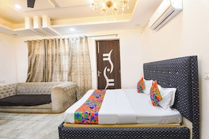 Egyptian cotton sheets, premium bedding, in-room safe, free WiFi - Fabhotel Connect Stays (Gurugram)