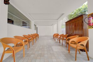 Lobby sitting area - Fabhotel Kayal Plaza (Coimbatore)