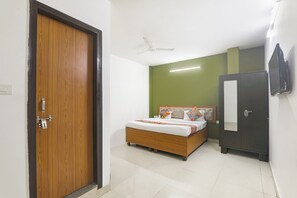 Egyptian cotton sheets, premium bedding, in-room safe, free WiFi - Fabhotel Raas Inn (Lucknow)