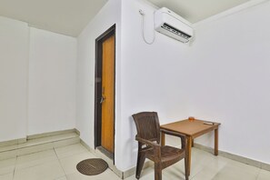 تلفزيون إل سي دي بحجم 28-بوصة يعرض قنوات تلفزيونية باشتراك مدفوع