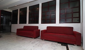 Lobby sitting area - Fabhotel D Season (Agra)