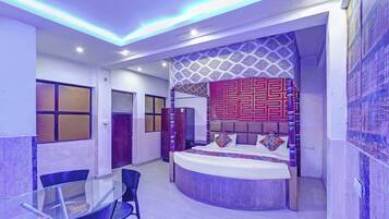 Egyptian cotton sheets, premium bedding, in-room safe, free WiFi