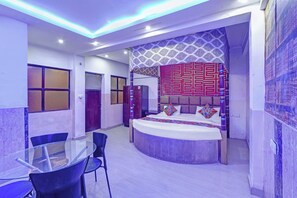 Egyptian cotton sheets, premium bedding, in-room safe, free WiFi